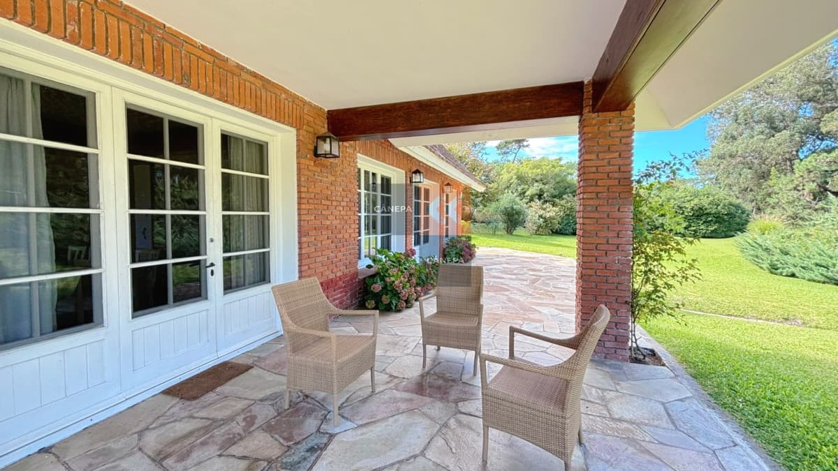 Destacada casa del Arquitecto Arturo J. Dubourg a la venta en El Golf