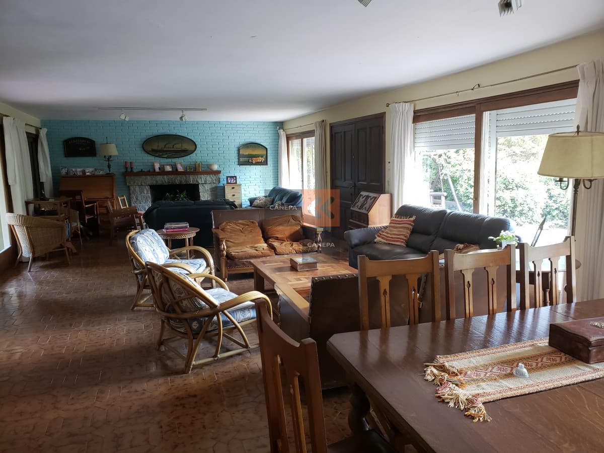 Casa a la venta , sólida y con muy buen frente cercana al Shopping y colegios