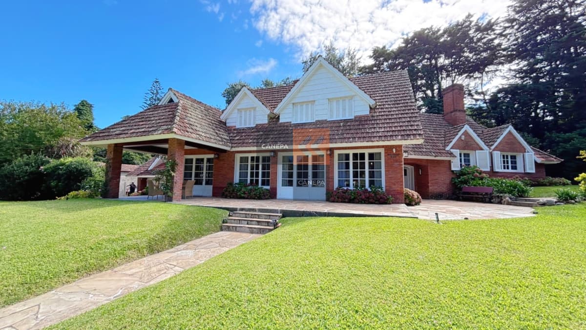 Destacada casa del Arquitecto Arturo J. Dubourg a la venta en El Golf
