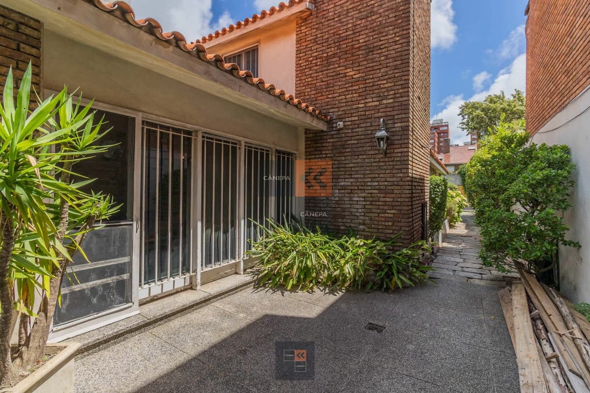 Casa a la venta en Pocitos Nuevo con jardín ! De lo que no hay