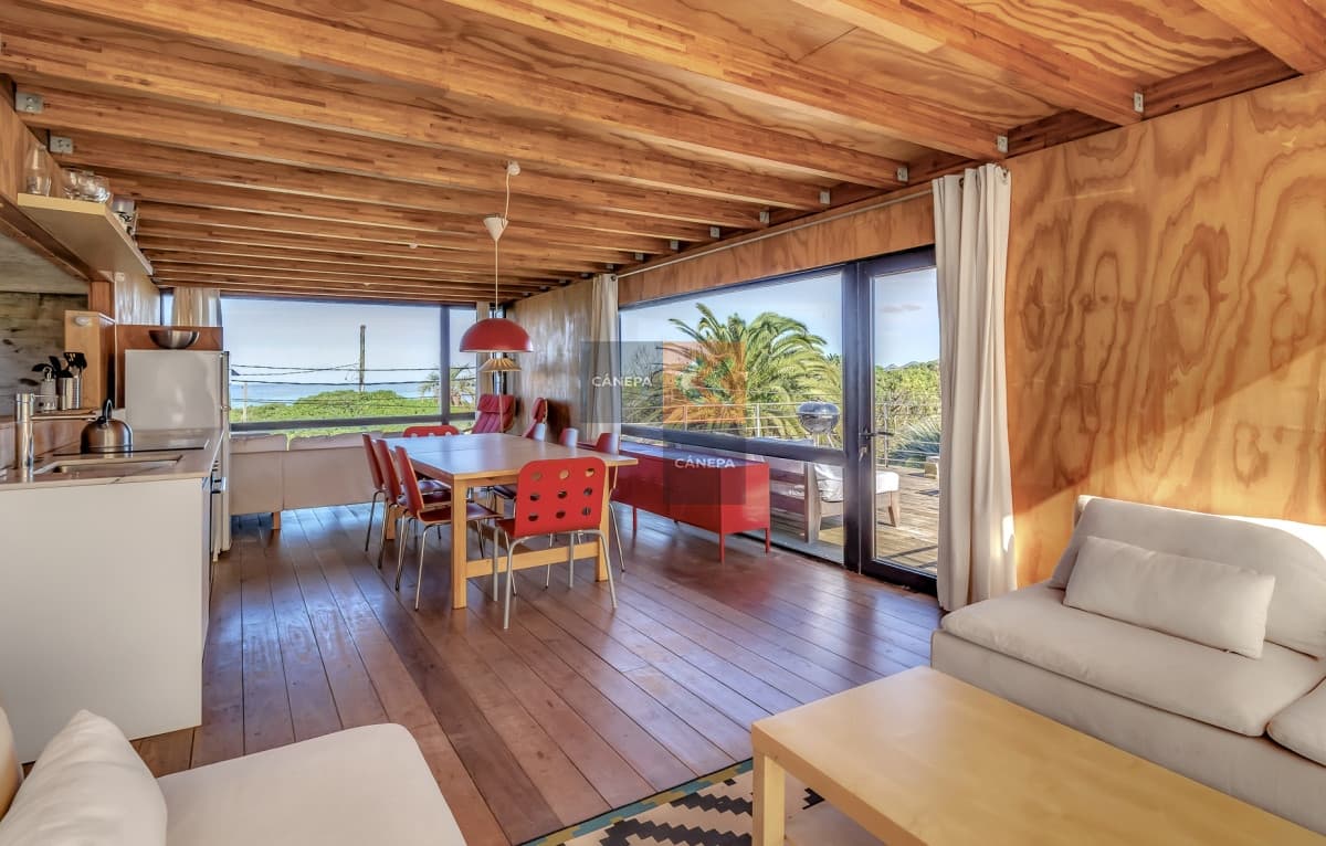 Exclusiva casa sobre la playa del barco en la Pedrera