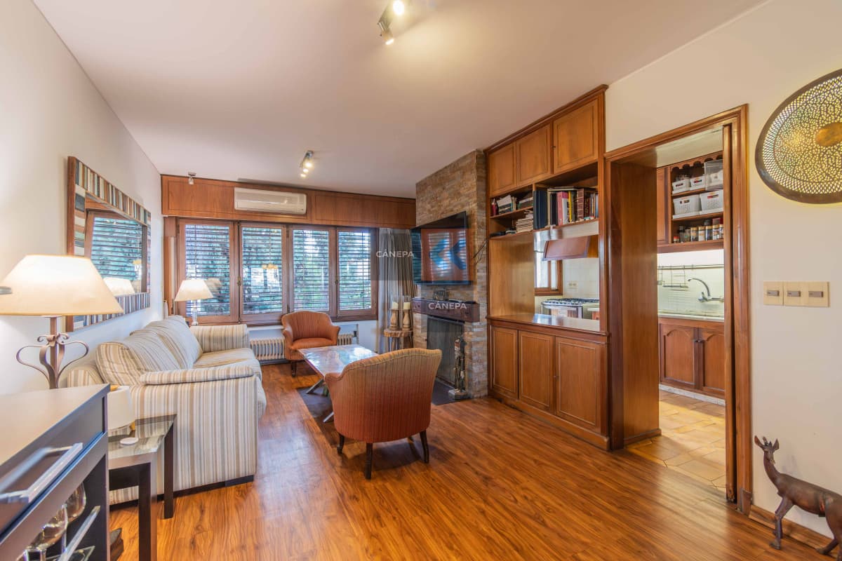 Venta casa de 5 dormitorios en Malvín con jardín con piscina y barbacoa