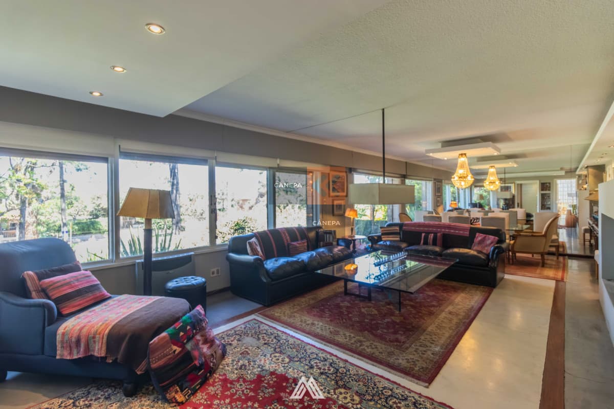 Venta casa de 7 dormitorios en Carrasco con barbacoa y piscina