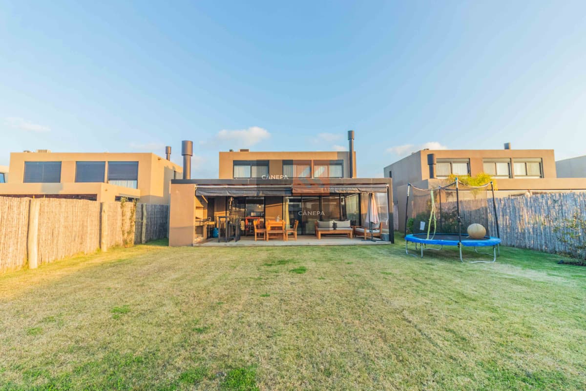 Venta casa de 3 dormitorios en la Tahona con jardín con parrillero