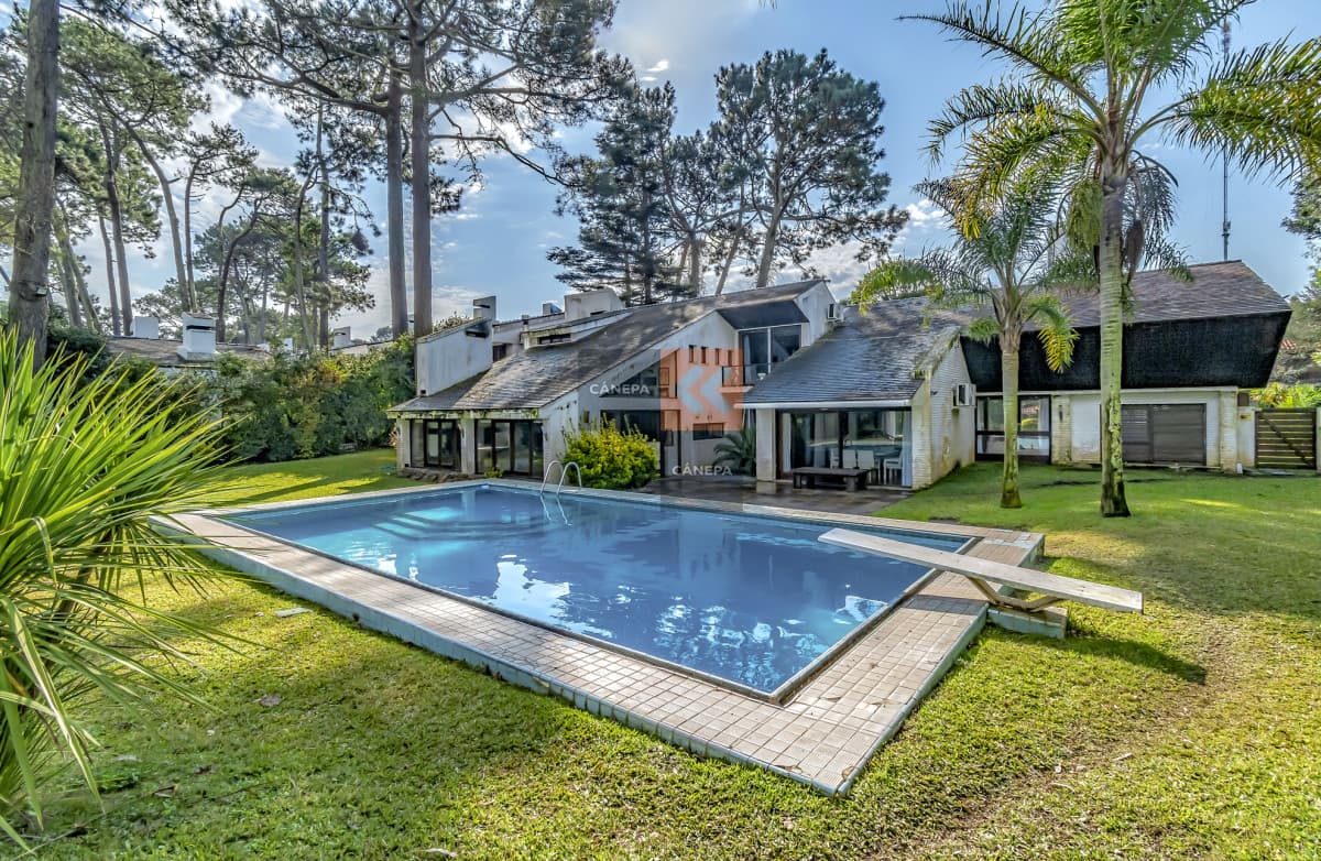 Gran y espectacular casa a la venta en zona Cantegril, muy completa para poder aprovecharla al máximo.
