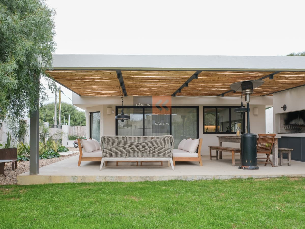 Venta casa en Barra de Carrasco con jardín y parrillero