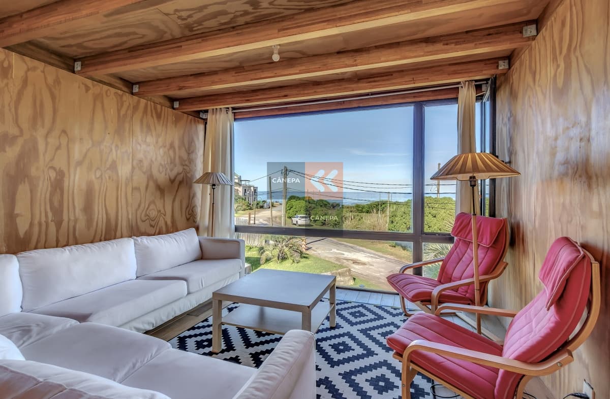Exclusiva casa sobre la playa del barco en la Pedrera