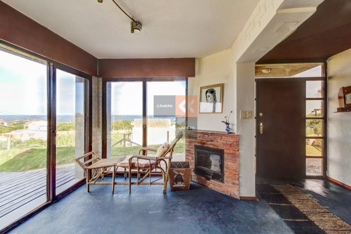 Moderna casa a la venta en Punta Piedra de 4 dormitorios con vista al mar.