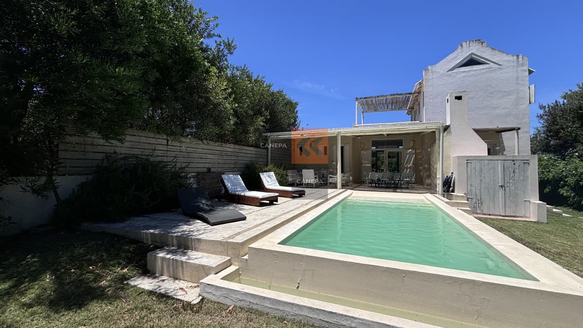 Casa en Venta en zona Punta Piedras