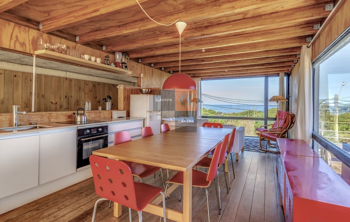 Exclusiva casa sobre la playa del barco en la Pedrera