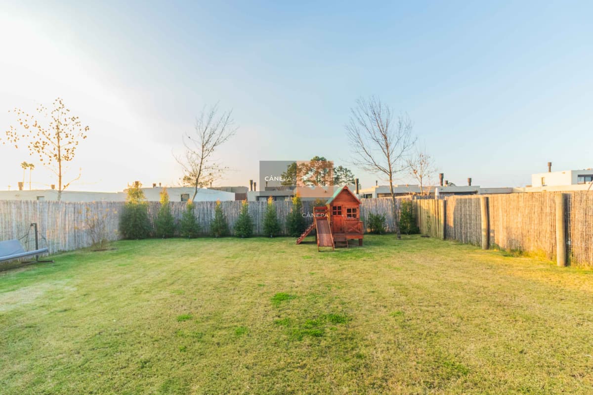 Venta casa de 3 dormitorios en la Tahona con jardín con parrillero