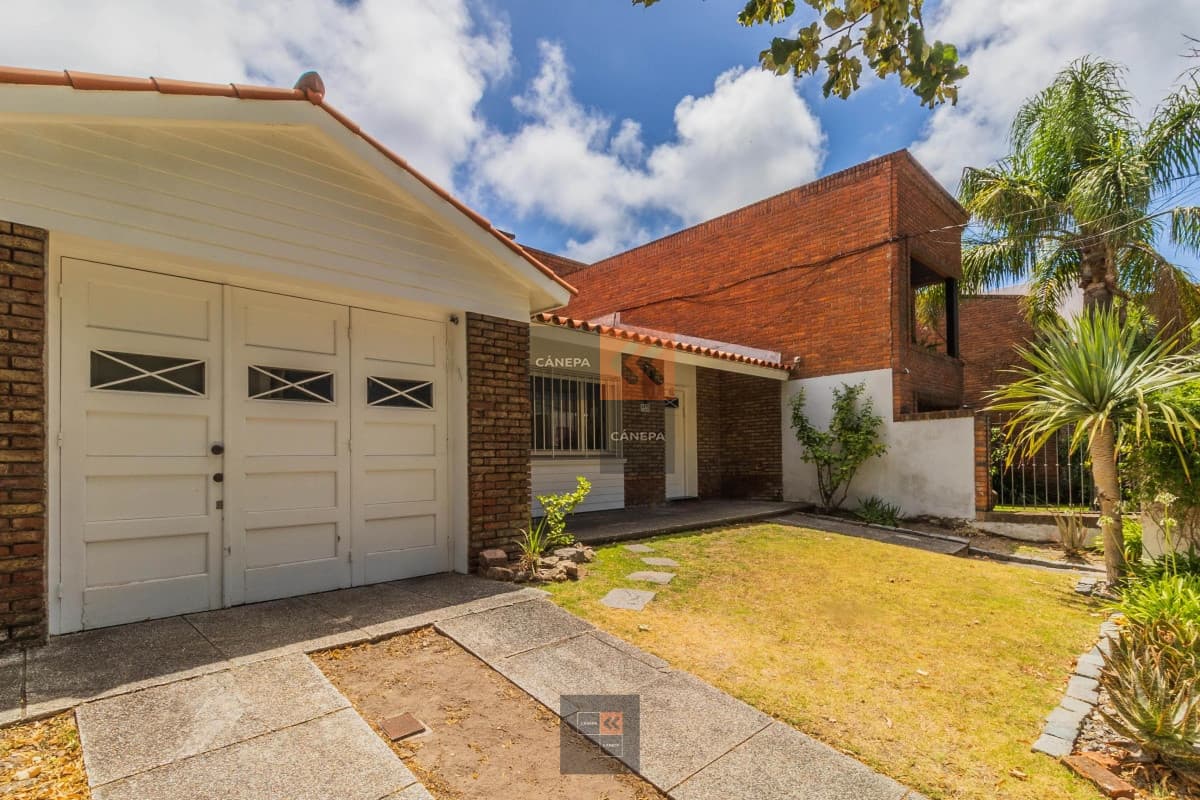 Casa a la venta en Pocitos Nuevo con jardín ! De lo que no hay