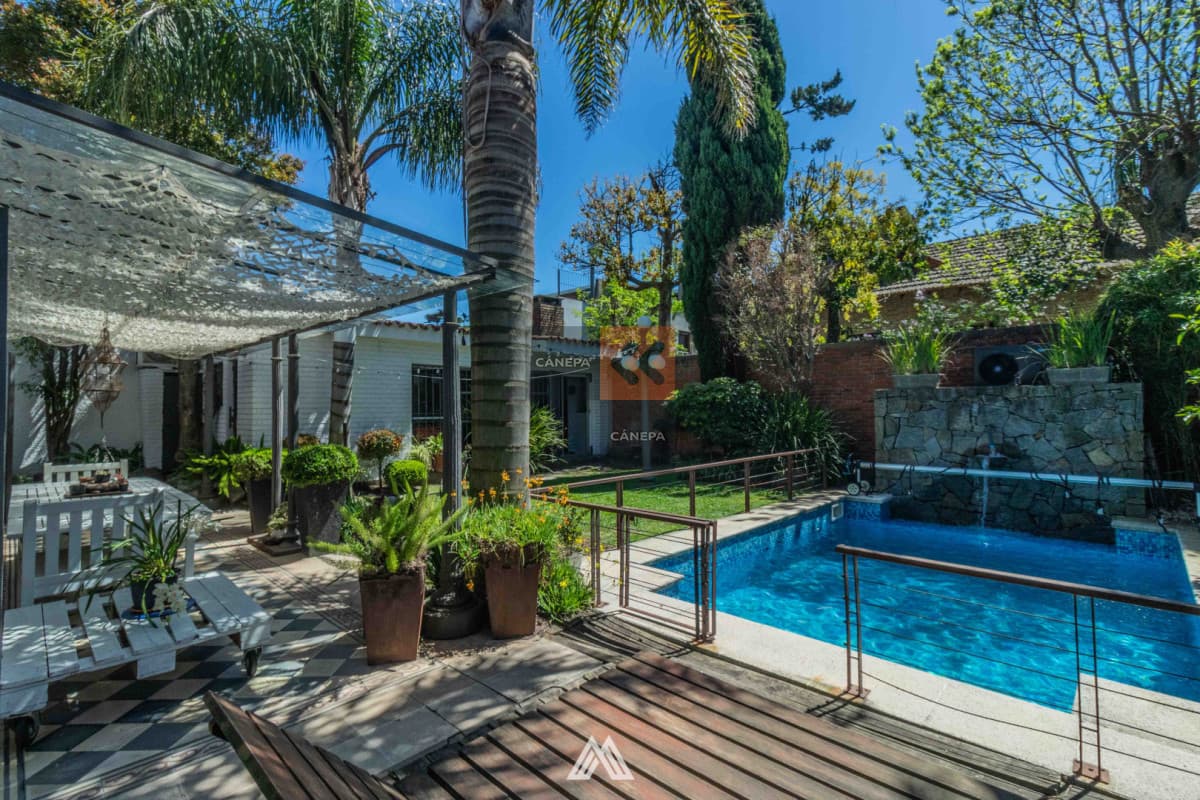 Venta casa de 7 dormitorios en Carrasco con barbacoa y piscina
