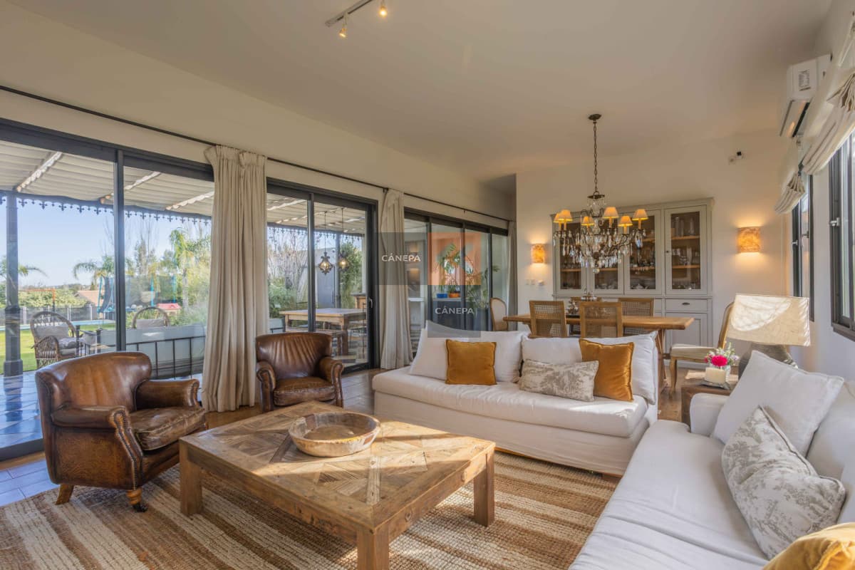 Venta espectacular casa en Mirador de la Tahona con jardín con piscina y galería con parrillero