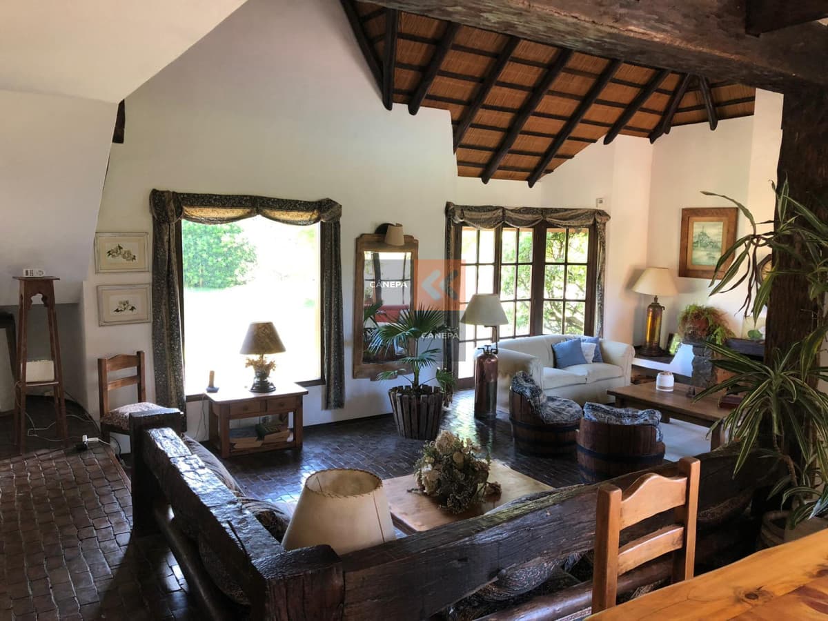 Muy linda casa a solo 3 cuadras de la playa, con precioso jardin con piscina y parrillero techado para disfrutar al maximo.