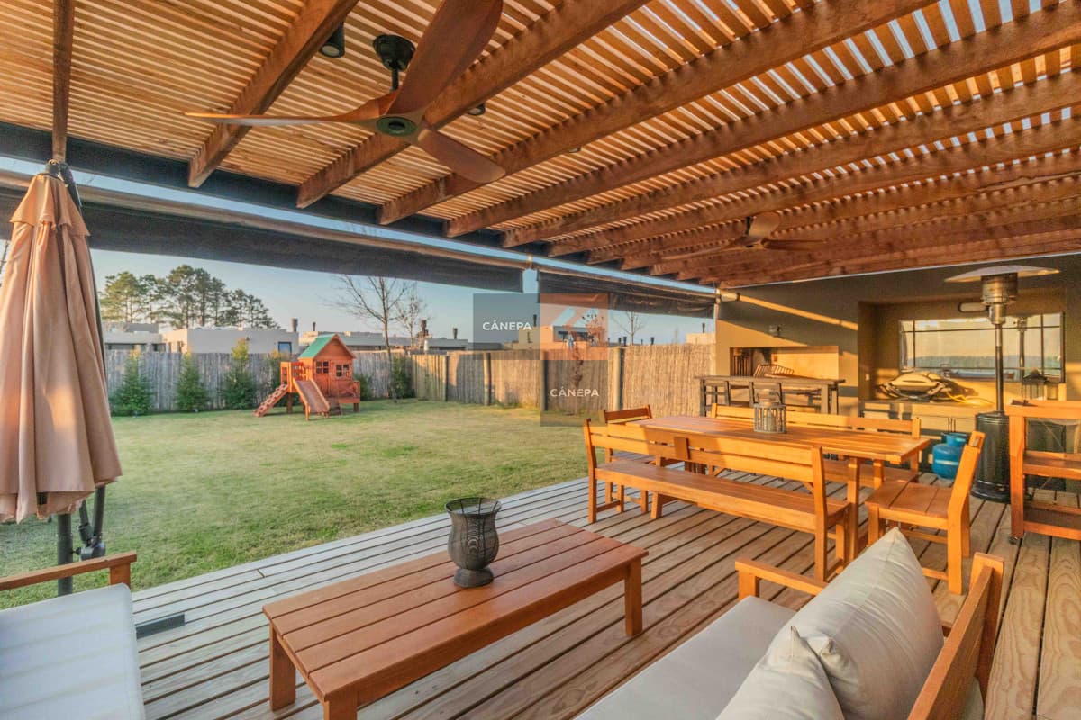 Venta casa de 3 dormitorios en la Tahona con jardín con parrillero