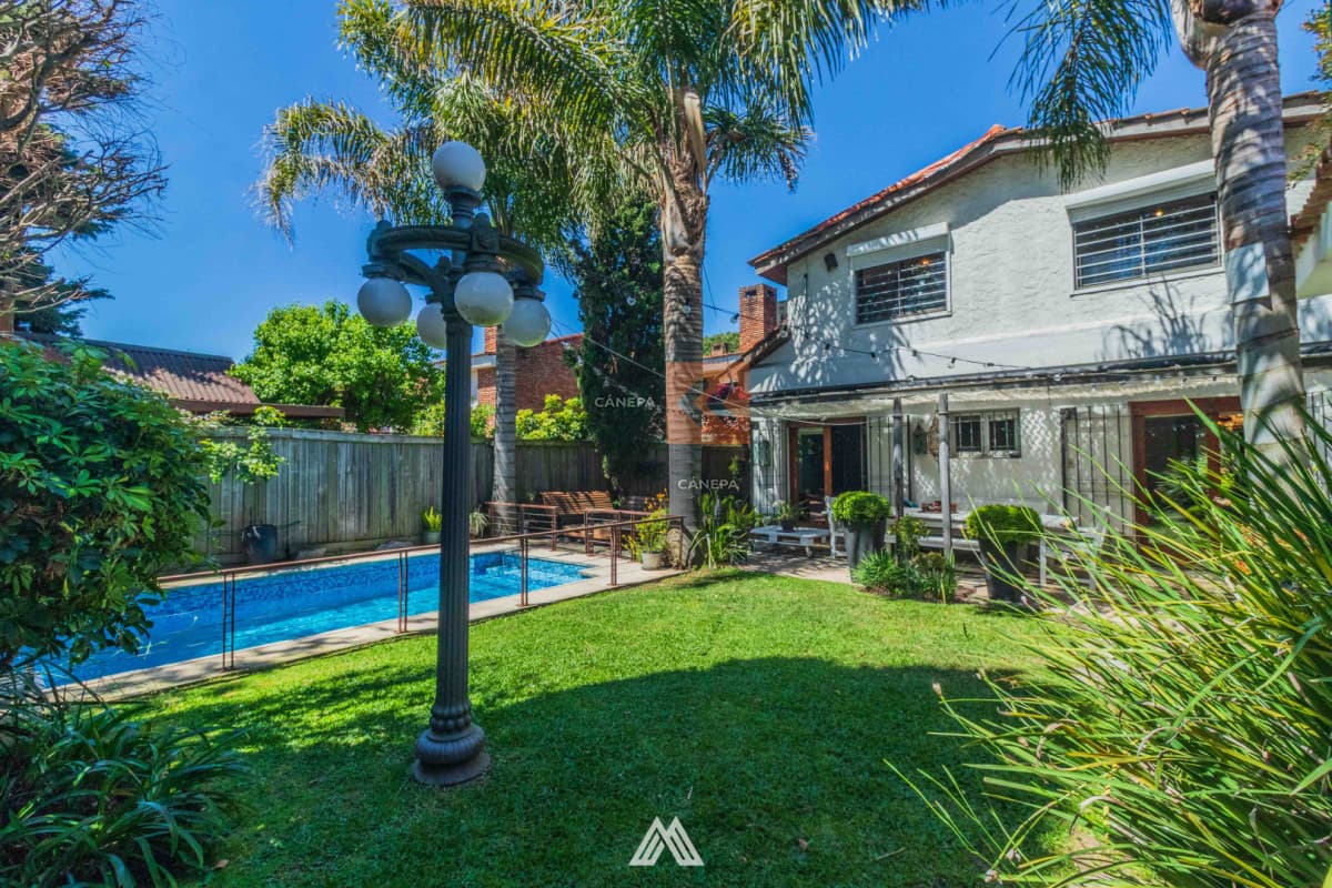 Venta casa de 7 dormitorios en Carrasco con barbacoa y piscina