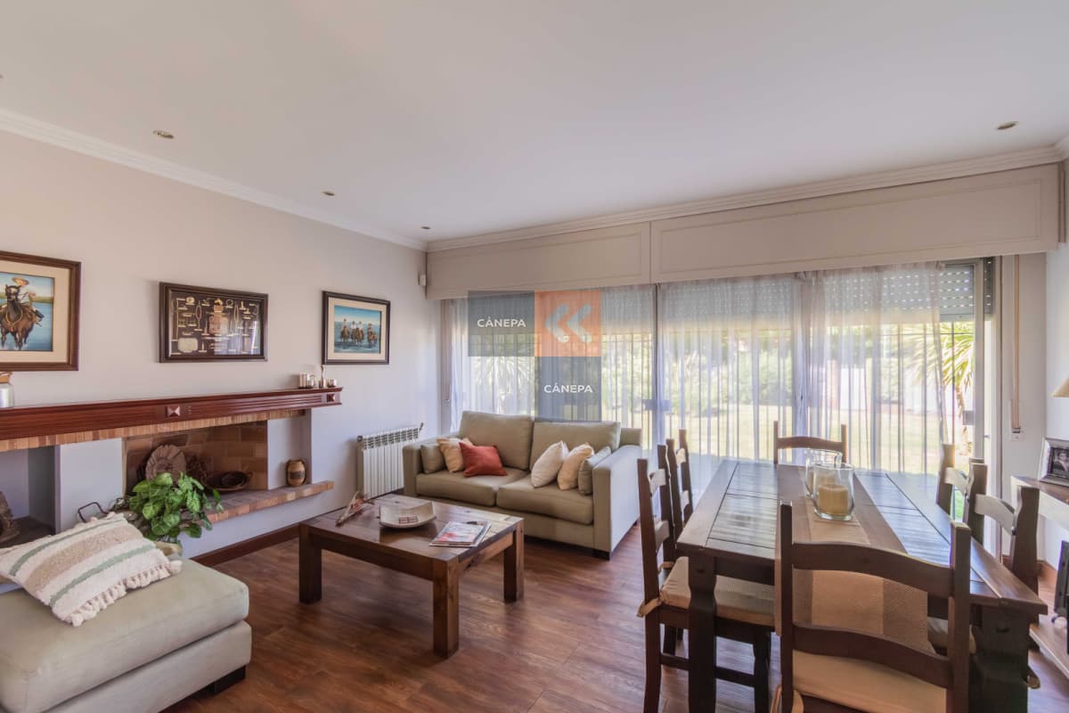 Venta casa de 3 dormitorios en Carrasco con barbacoa y piscina