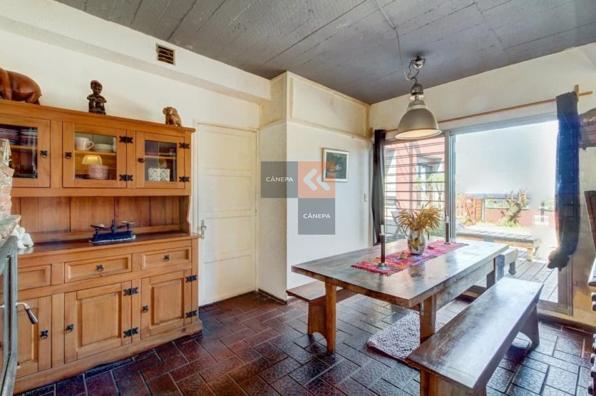 Moderna casa a la venta en Punta Piedra de 4 dormitorios con vista al mar.