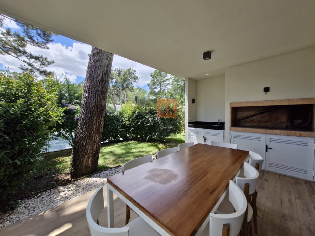 Casa en venta en complejo Solanas
