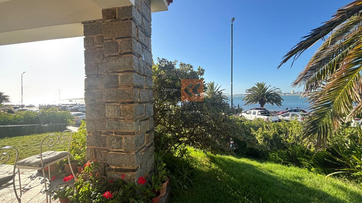 Frente al mar con espectacular vista a la rambla, a metros del puerto de Punta del Este