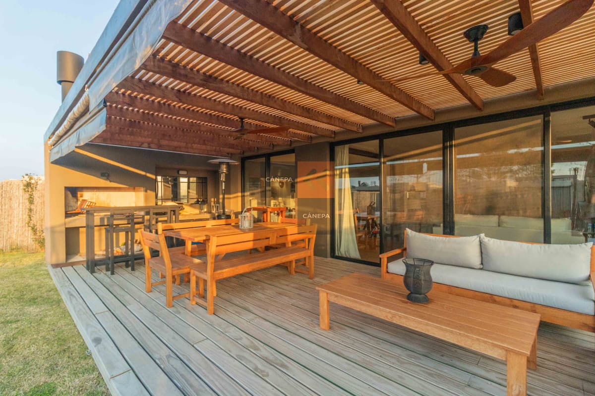 Venta casa de 3 dormitorios en la Tahona con jardín con parrillero