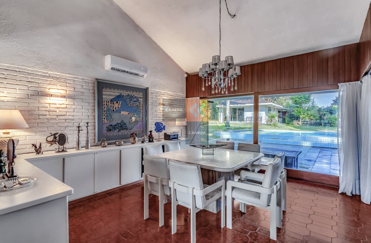 Gran y espectacular casa a la venta en zona Cantegril, muy completa para poder aprovecharla al máximo.