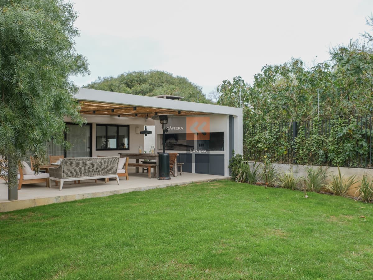 Venta casa en Barra de Carrasco con jardín y parrillero
