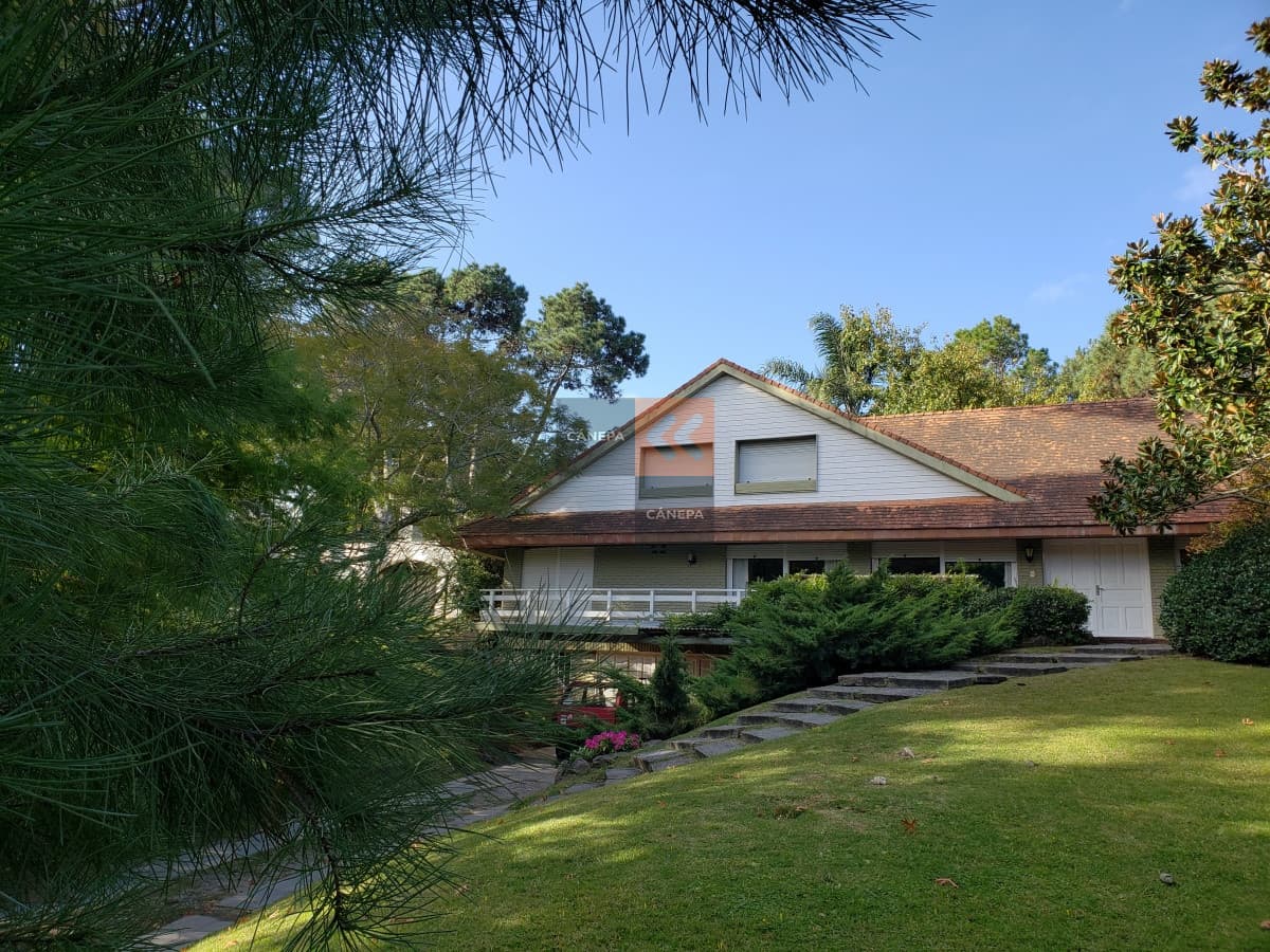 Casa a la venta , sólida y con muy buen frente cercana al Shopping y colegios