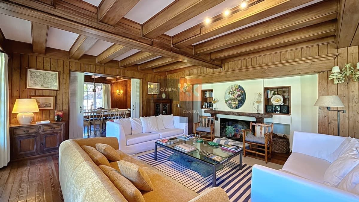 Destacada casa del Arquitecto Arturo J. Dubourg a la venta en El Golf