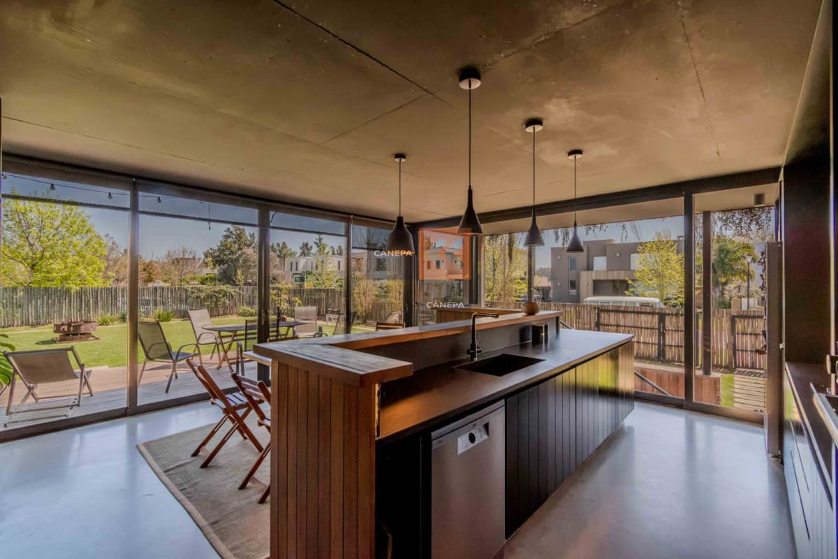 Venta divina casa de 4 dormitorios con un diseño único en barrio privado Olivos