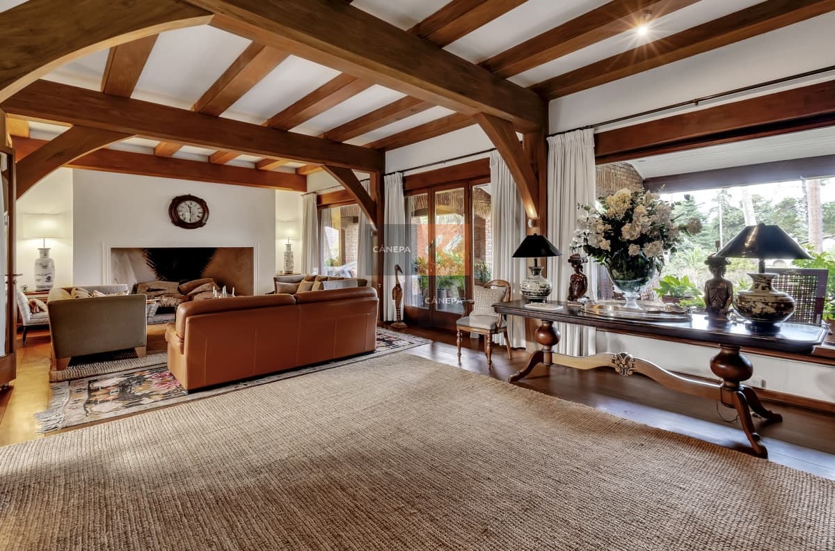 Casa de muy buen tamaño con excelente parque a la venta