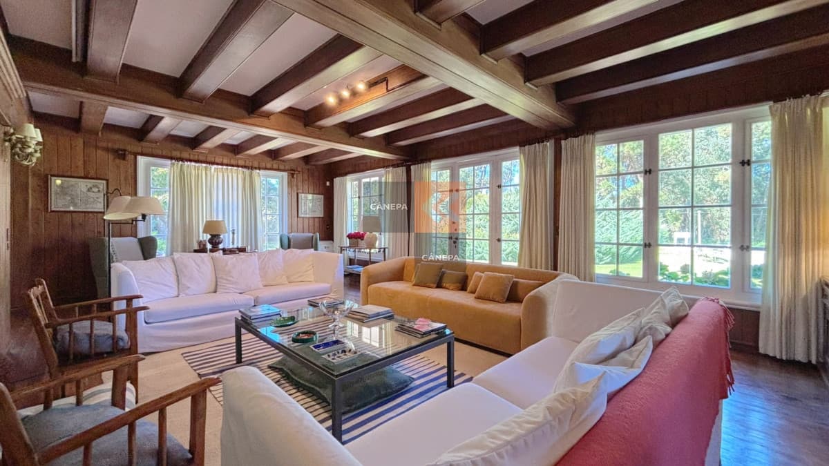 Destacada casa del Arquitecto Arturo J. Dubourg a la venta en El Golf