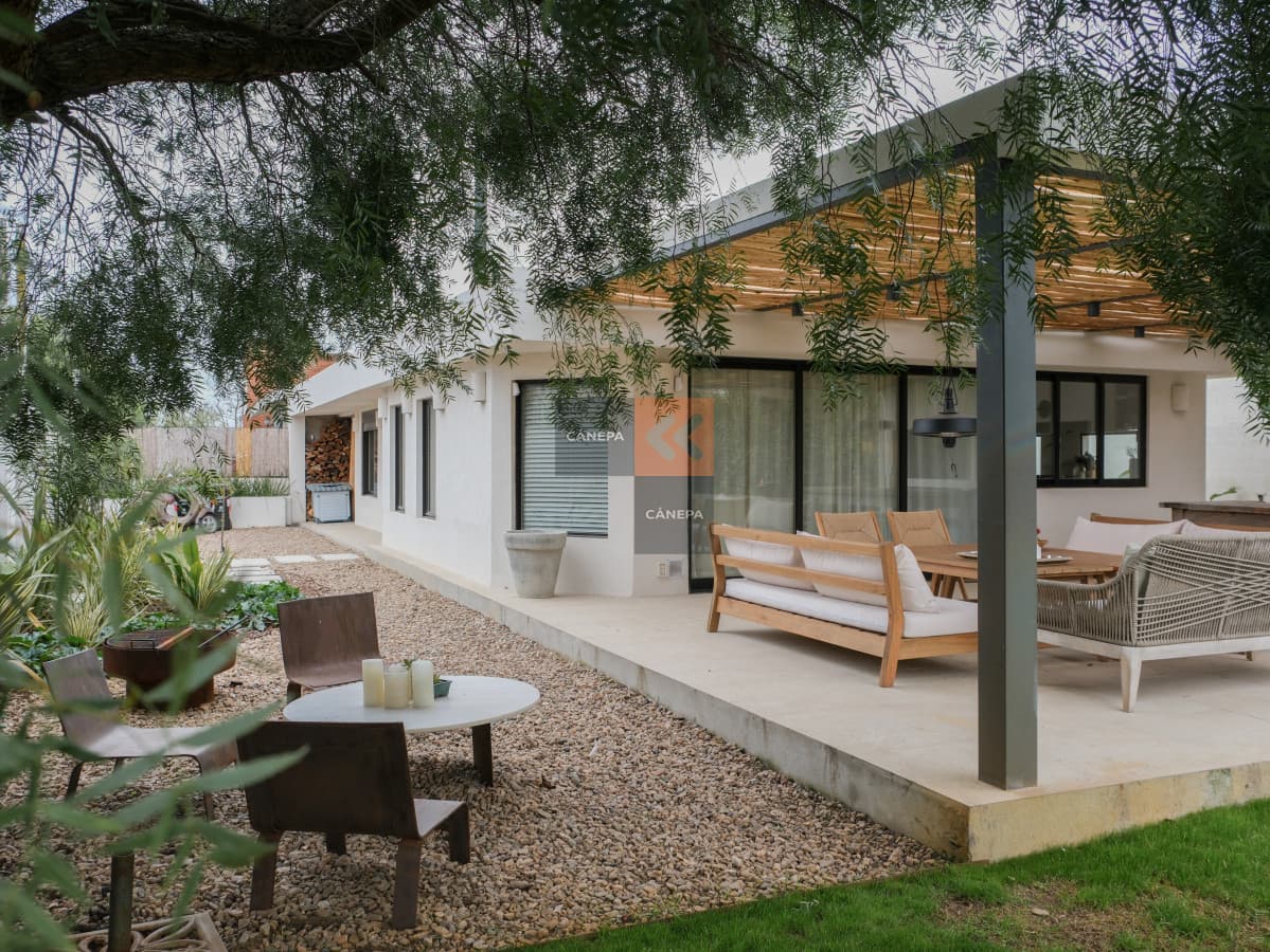 Venta casa en Barra de Carrasco con jardín y parrillero