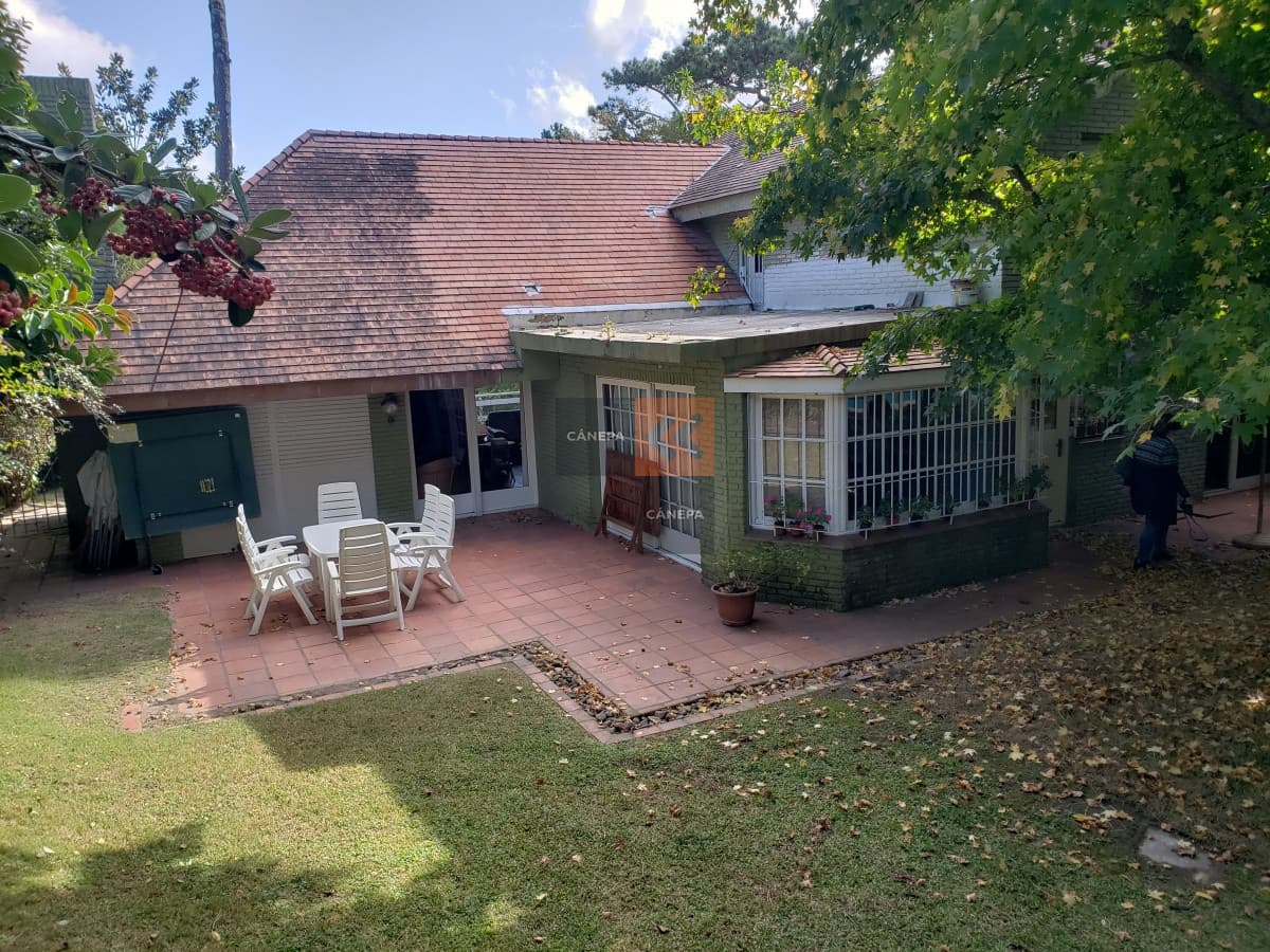 Casa a la venta , sólida y con muy buen frente cercana al Shopping y colegios