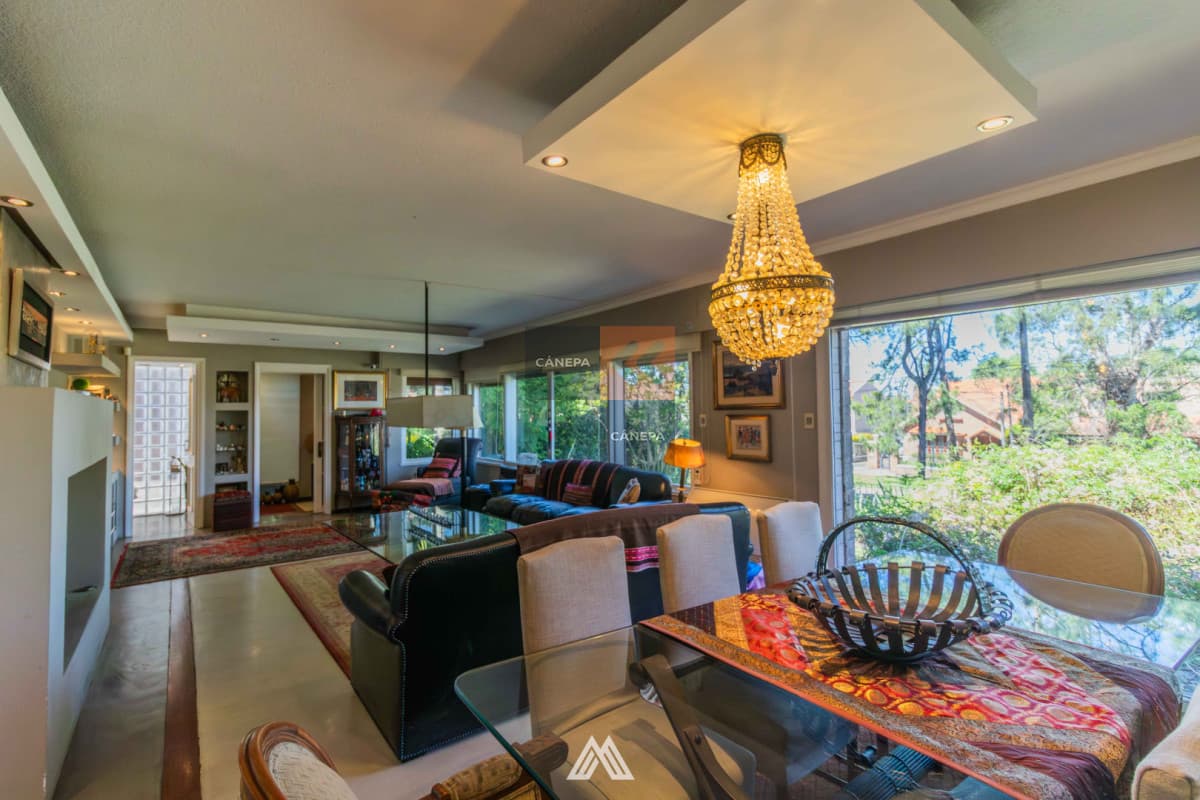 Venta casa de 7 dormitorios en Carrasco con barbacoa y piscina