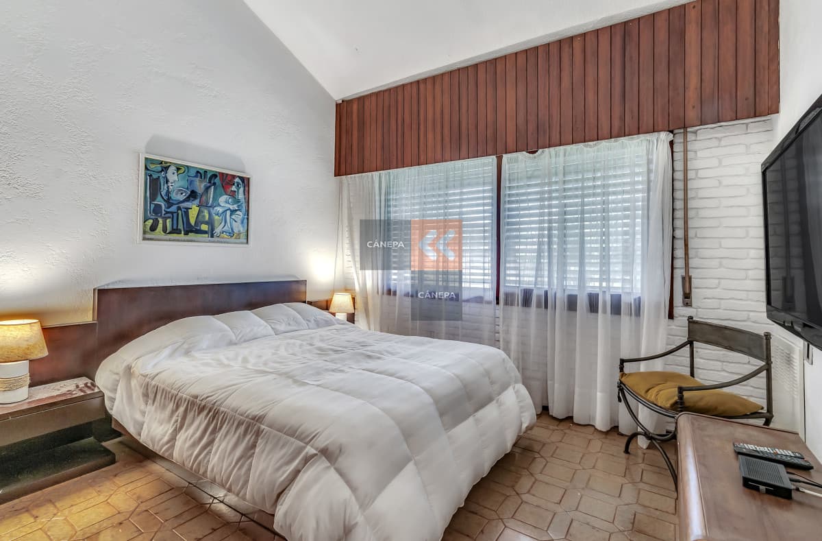 Gran y espectacular casa a la venta en zona Cantegril, muy completa para poder aprovecharla al máximo.