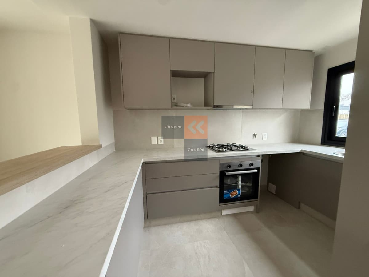 Venta casa de 3 dormitorios + jardín con parrillero en Carrasco