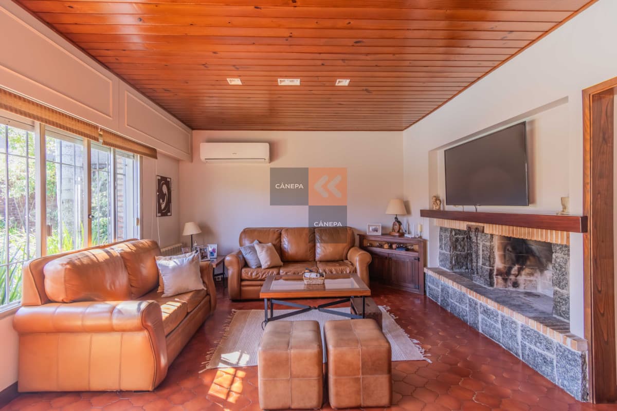 Venta casa de 3 dormitorios en Carrasco con barbacoa y piscina