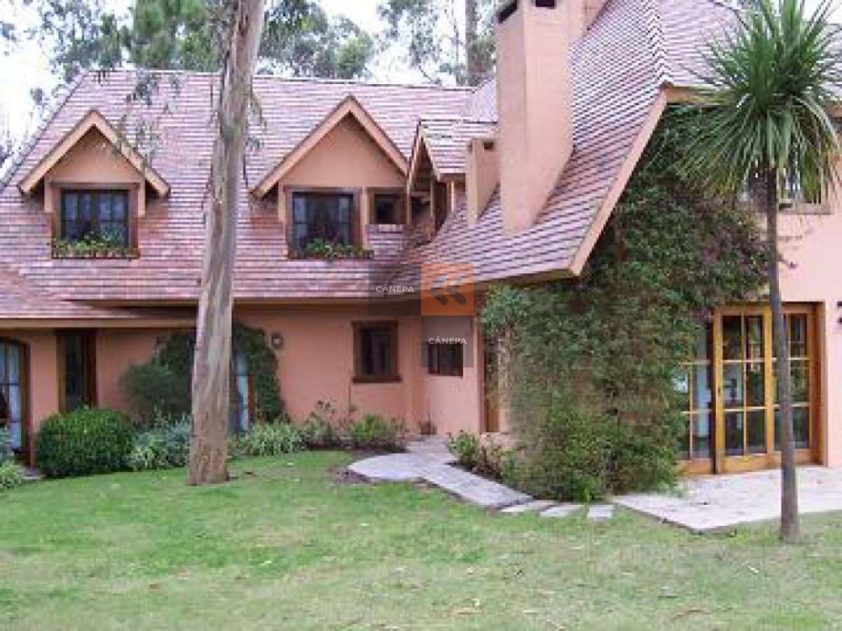 Muy linda casa a solo 3 cuadras de la playa, con precioso jardin con piscina y parrillero techado para disfrutar al maximo.