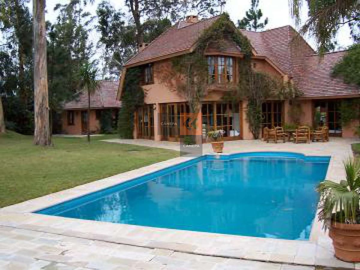 Muy linda casa a solo 3 cuadras de la playa, con precioso jardin con piscina y parrillero techado para disfrutar al maximo.