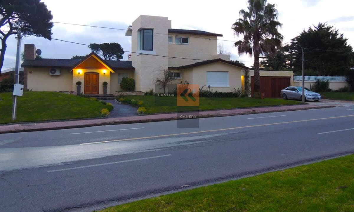 Casa a metros de Playa mansa, muy buena construcción