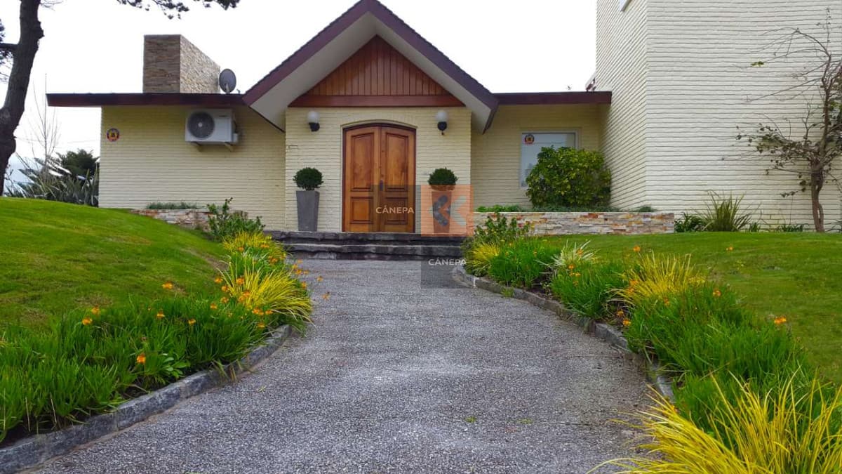 Casa a metros de Playa mansa, muy buena construcción