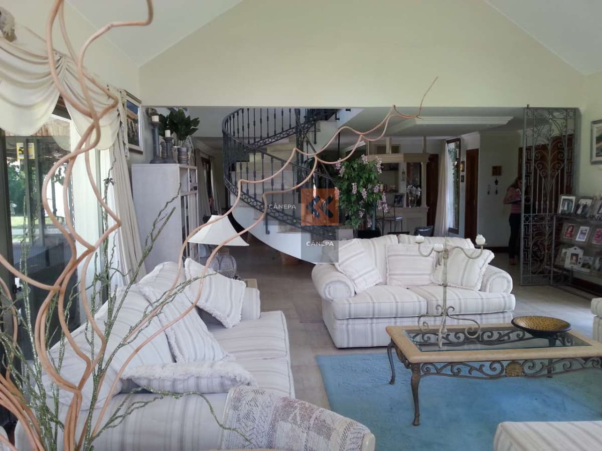 Espectacular casa a metros de la playa mansa