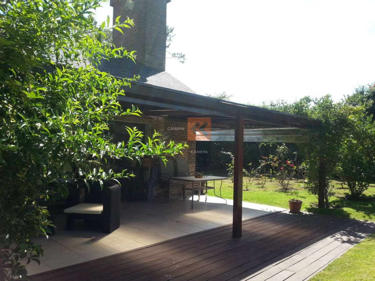Espectacular casa a metros de la playa mansa