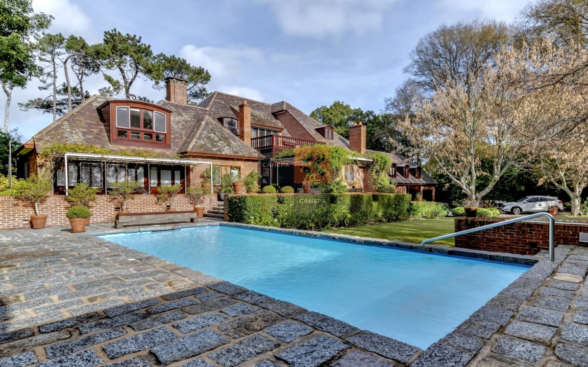 Casa de muy buen tamaño con excelente parque a la venta