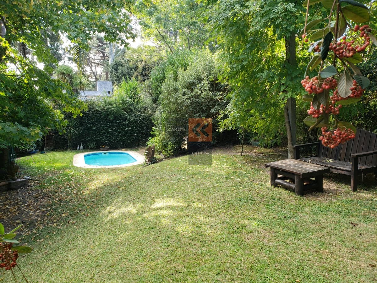 Casa a la venta , sólida y con muy buen frente cercana al Shopping y colegios