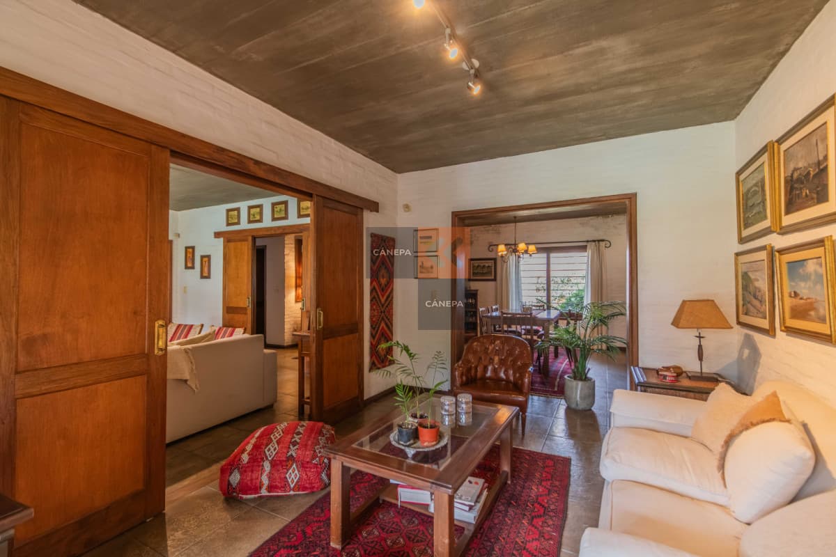 Venta espectacular casa de 4 dormitorios con jardín, piscina y barbacoa en Carrasco Norte