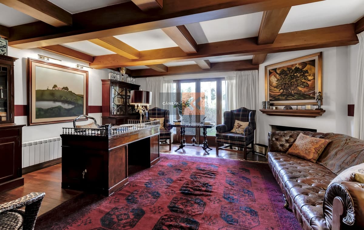 Casa de muy buen tamaño con excelente parque a la venta