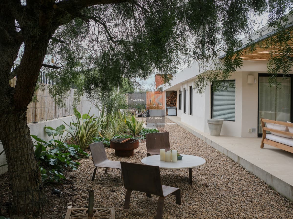 Venta casa en Barra de Carrasco con jardín y parrillero